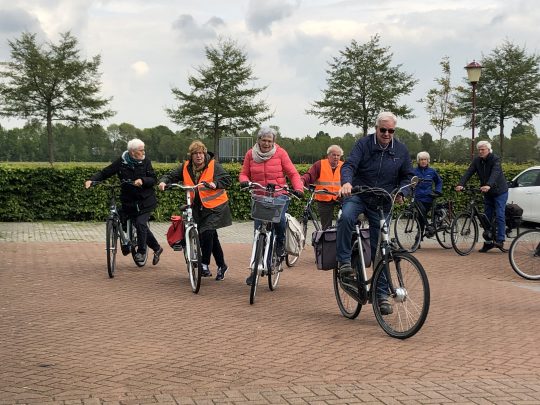 Senioren op fietsen wie deelnemen aan de VVN ebike training.